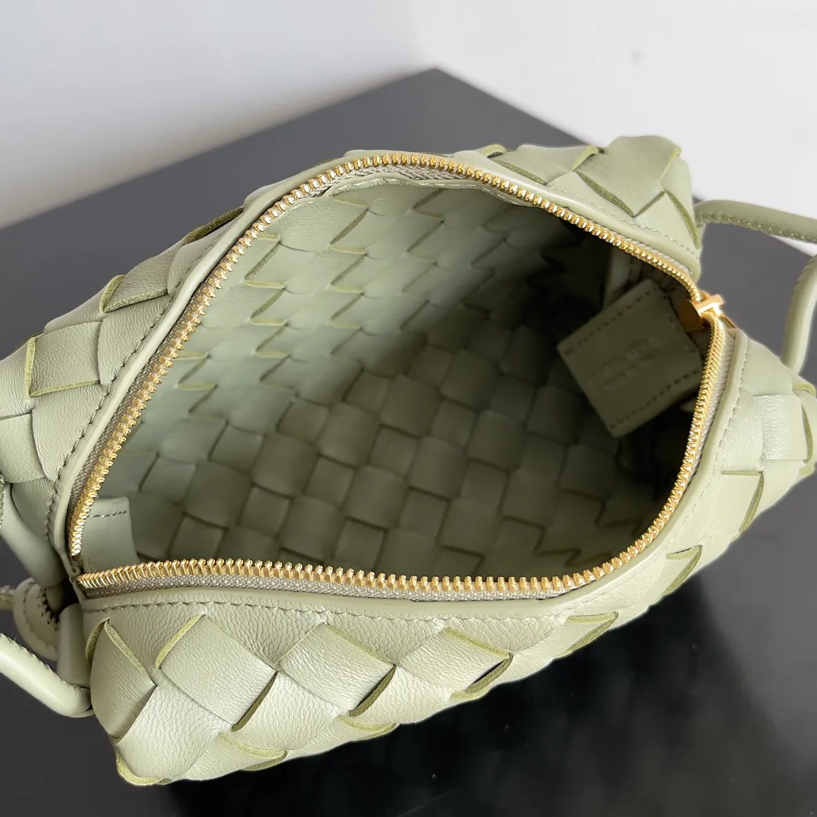 Batch 1560 New version and new color (third generation) 𝗕𝗼𝘁𝘁𝗲𝗴𝗮 𝗩𝗲𝗻𝗲𝘁𝗮———— The latest version of the loop camera bag💥 at the BV King of Cost-Effectiveness counter, large woven texture➕As always, ultra-high-quality lambskin, with zippers and adjustable drawstrings, it is especially suitable for the belly💫It can fit anything, and it is very light in weight. It is suitable for girls of all ages. Size: 17*10*6cm Style number: 723547